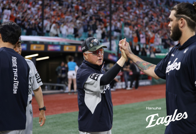 김경문(가운데) 한화이글스 감독. 한화 제공