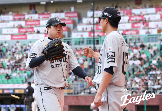 류현진(왼쪽) 한화이글스 선수. 한화 제공