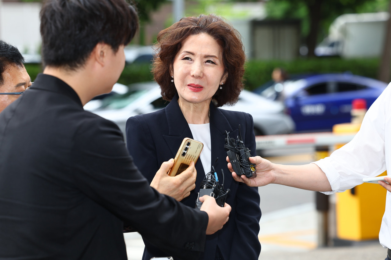 이진숙 사회부총리 겸 교육부 장관 후보자가 30일 오전 서울 여의도 한국교육시설안전원에 마련된 인사청문회 준비 사무실로 출근하며 취재진의 질문을 듣고 있다. 2025.6.30 사진=연합뉴스.