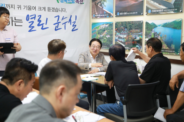 옥천군이 지난 30일 군청 민원실에서 군수와 주민들과 직접 대면해 애로사항과 건의사항을 청취하는 열린 군수실을 성황리에 마무리했다.(사진/옥천군 제공)