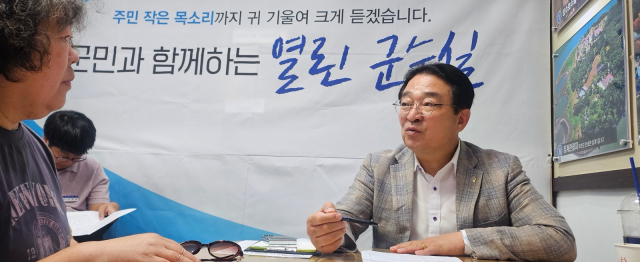 옥천군이 지난 30일 군청 민원실에서 군수와 주민들과 직접 대면해 애로사항과 건의사항을 청취하는 열린 군수실을 성황리에 마무리했다.(사진/박병훈 기자)