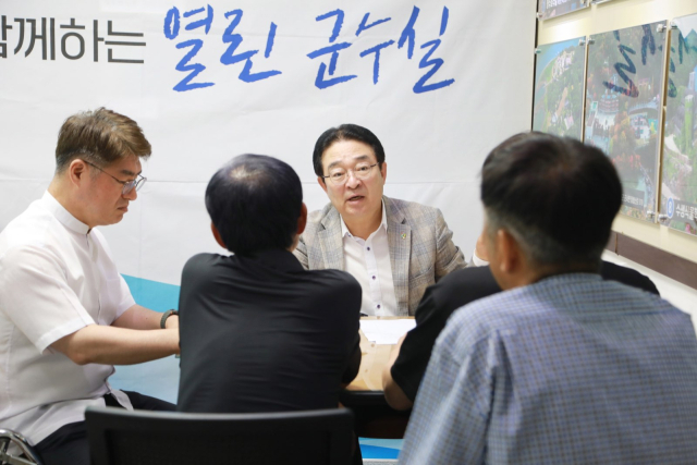 옥천군이 지난 30일 군청 민원실에서 군수와 주민들과 직접 대면해 애로사항과 건의사항을 청취하는 열린 군수실을 성황리에 마무리했다.(사진/옥천군 제공)