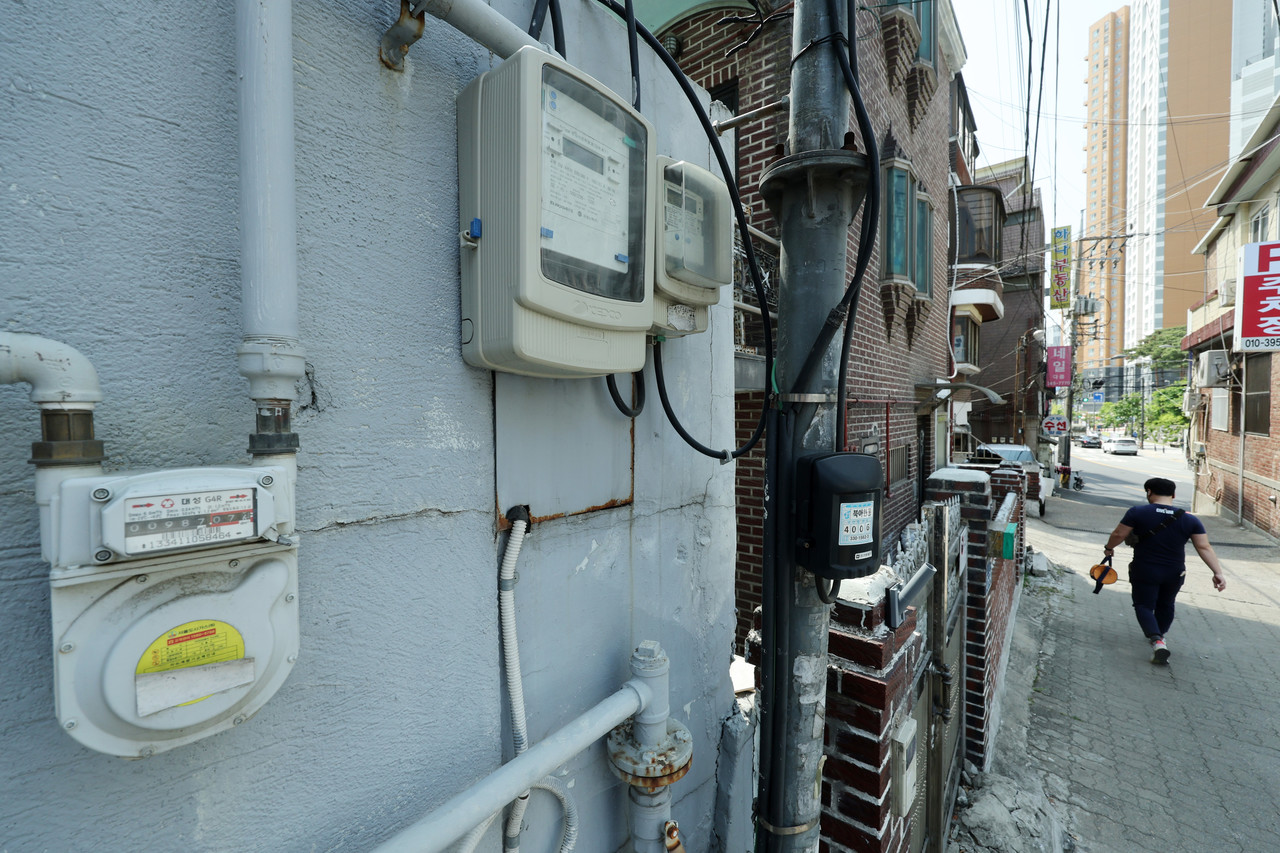 주택가에 전력량계와 가스계량기가 설치돼있다. 사진=연합뉴스.