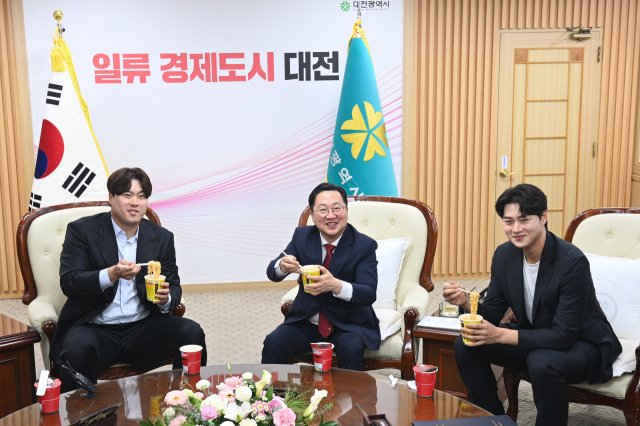이장우 대전시장이 1일 류현진, 오상욱 선수와 대전시청에서 열린 업무협약을 마친 뒤 꿈돌이 라면을 시식하고 있다. 김주형 기자 kjh2667_@cctoday.co.kr