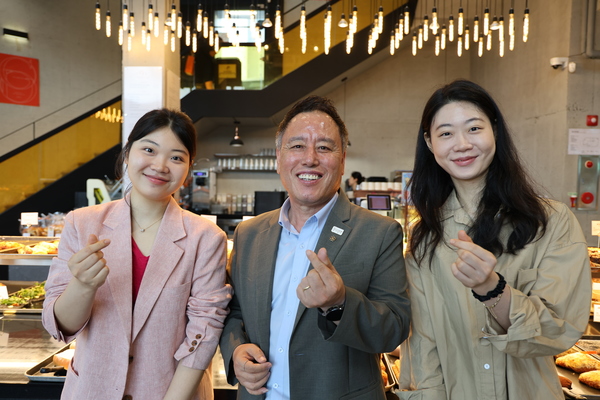 ▲ 이겸하(왼쪽) 대표와 이 대표의 친언니인 이성하(오른쪽) 공동대표가 여명구 충청투데이 사장과 인터뷰를 마친 후 기념촬영을 하고 있다.