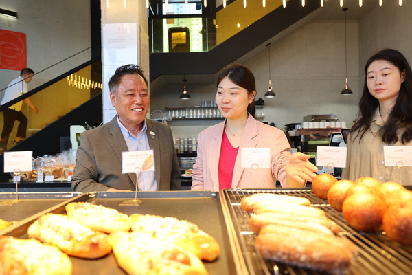 ▲ 이겸하 대표가 여명구 충청투데이 사장에게 겸하당에서 만든 60여가지 빵을 설명하고 있다.   사진=김진로 기자