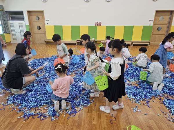 ▲ 아산월천유치원, ‘퍼포먼스 미술’ 사진.