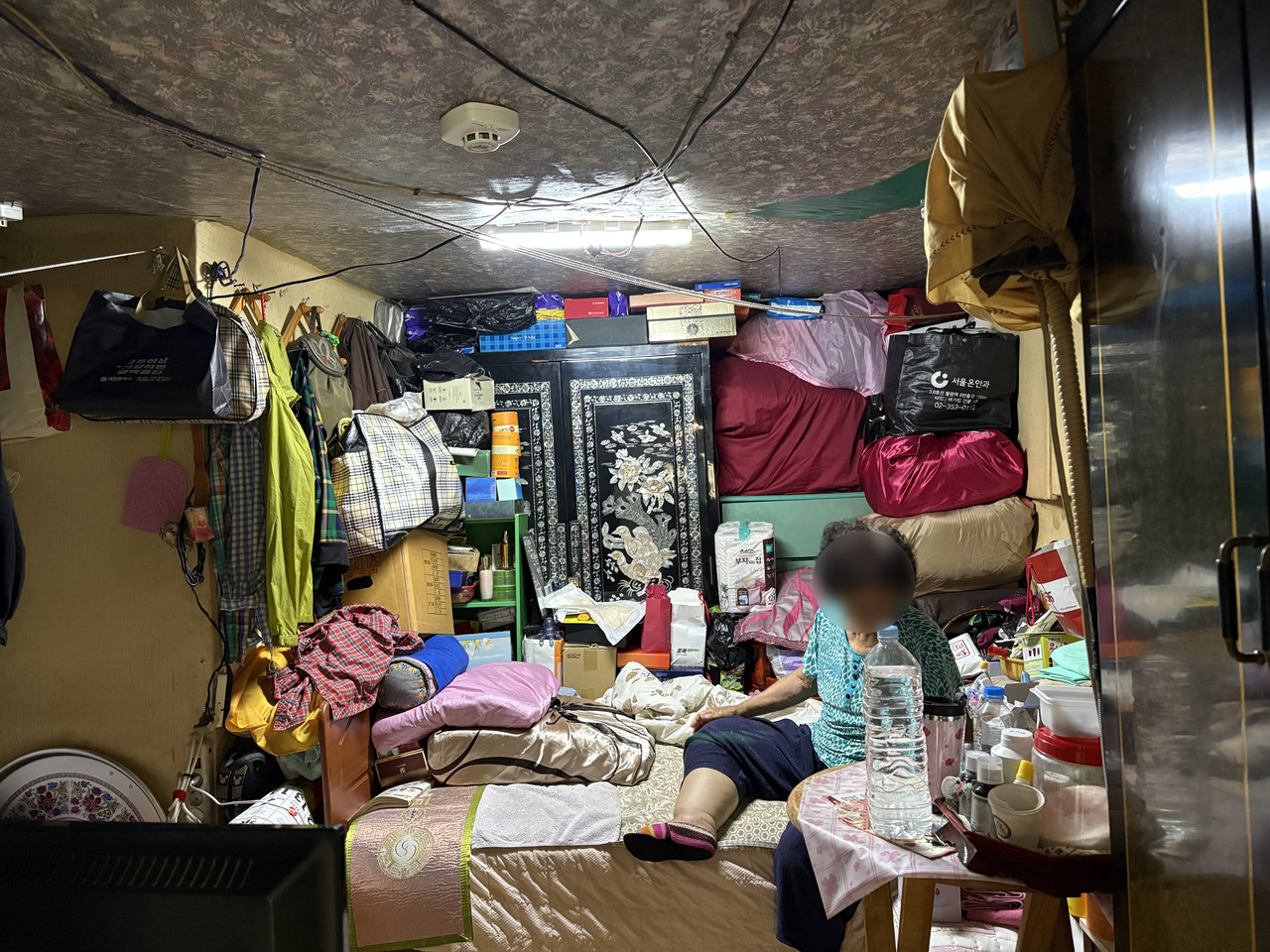 김모(여·84) 씨가 약 2평 남짓한 방 침대에 앉아 있다. 사진=김세영 기자