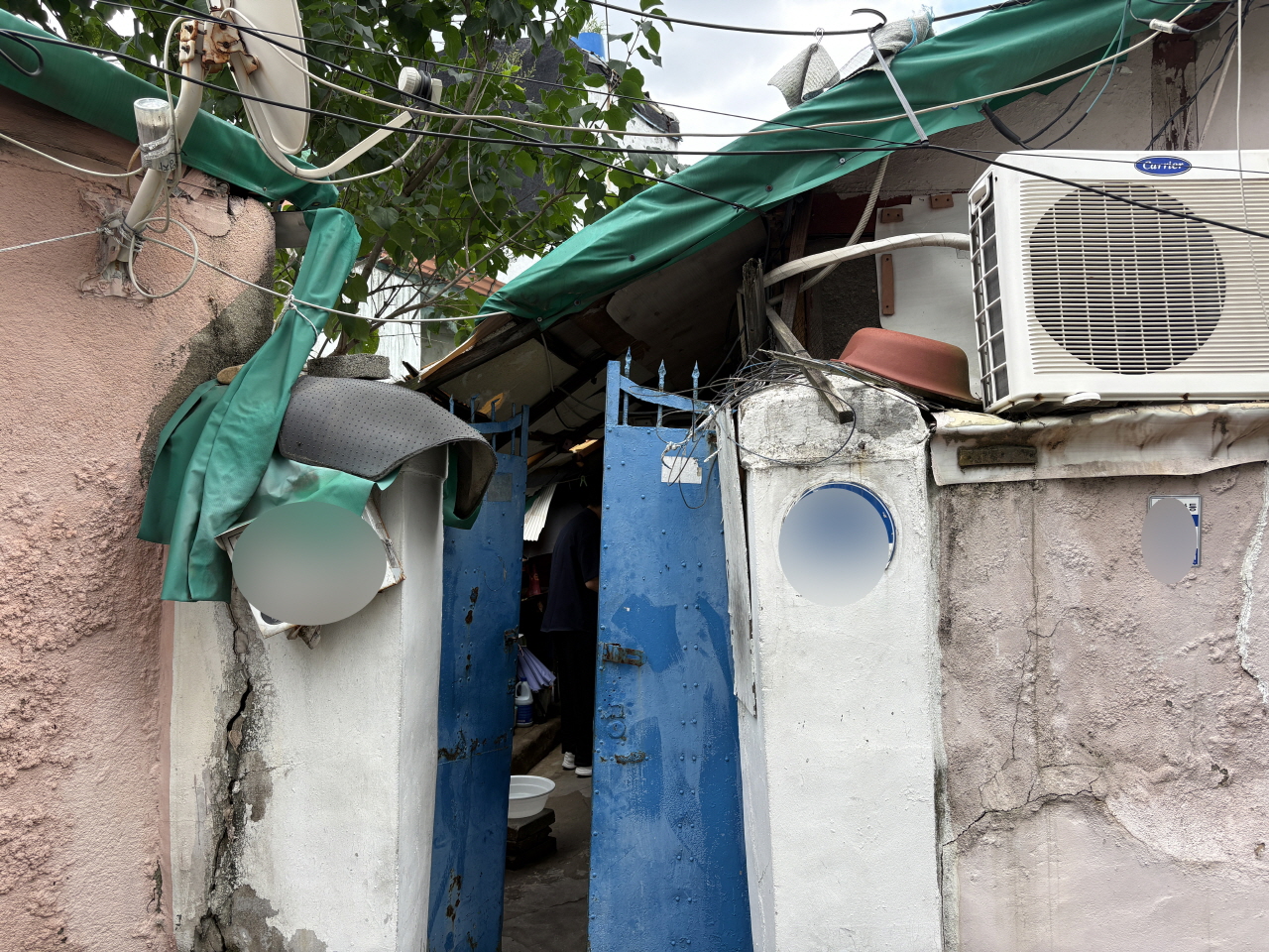 김모(여·84) 씨가 사는 쪽방 출입문. 성인 한 명이 겨우 들어갈 정도로 비좁다. 사진=김세영 기자