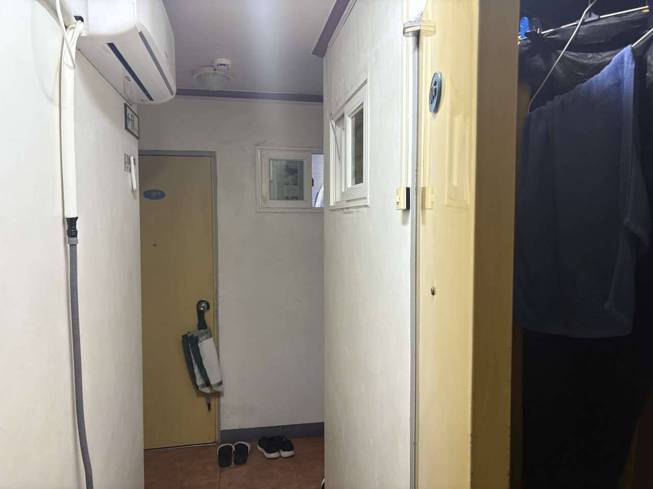 대전 중구 한 고시원 복도. 사람 한 명이 지나가기 버거울정도로 좁다. 사진=김세영 기자