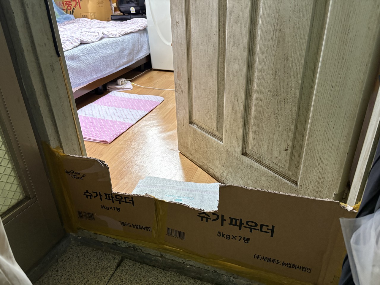 대전 쪽방촌 한 여관에 사는 이모(65) 씨 방문턱에 벌레 유입을 막기 위한 박스가 붙어 있다. 사진=김세영 기자