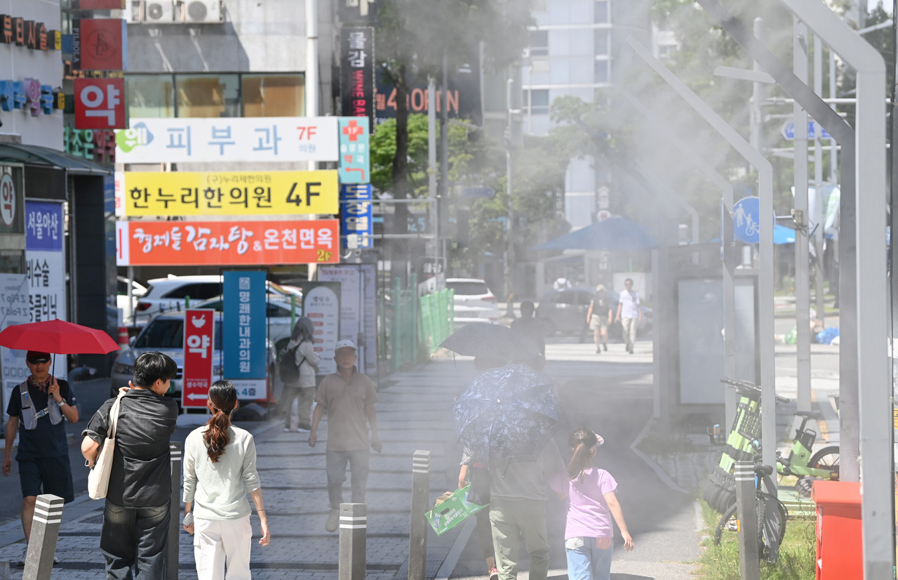 전국적으로 무더운 날씨가 이어지고 있는 가운데 1일 시민들이 대전 유성구에 설치된 쿨링포그를 지나며 더위를 식히고 있다. 김주형 기자 kjh2667_@cctoday.co.kr