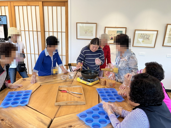 ▲ 부여군치매안심센터에서 진행한 힐링나들이 모습.   부여군사회복지협의회