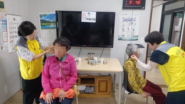 지역사회에서 따뜻한 나눔을 전하는 굿뜨래전문봉사단이 지난 26일, 6월 활동으로 부여군 옥산면 중양리를 찾아 찾아가는 이동봉사활동을 전개했다.