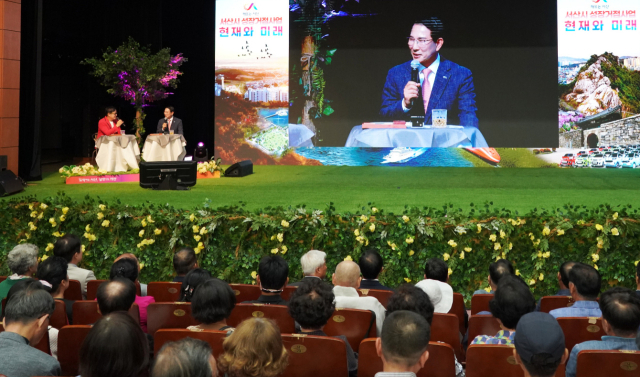 이완섭 서산시장이 지난 2일 서산시 문화회관에서 대화하는 모습. 서산시 제공