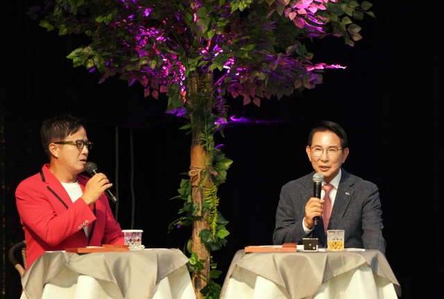 이완섭 서산시장이 지난 2일 서산시 문화회관에서 대화하는 모습. 서산시 제공