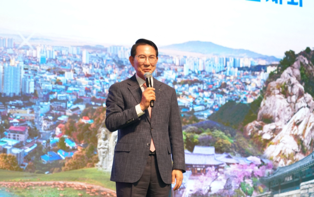 이완섭 서산시장이 지난 2일 서산시 문화회관에서 대화하는 모습. 서산시 제공