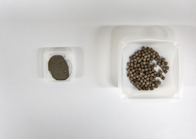한국에너지기술연구원 구기영 박사(수소연구단) 연구진이 개발한 암모니아 분해 촉매 합성법으로 생산된 촉매(왼쪽 파우더형태, 오른쪽 펠릿 형태).한국에너지기술연구원 제공.