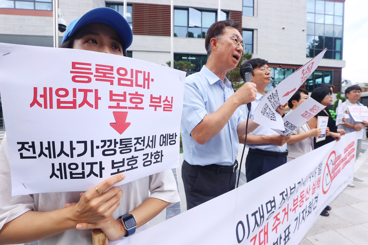 참여연대 회원들이 30일 오전 서울 종로구 국정기획위원회 앞에서 '이재명 정부가 새겨야 할 과거 정부의 7대 주거·부동산 실책 발표 기자회견'을 하고 있다. 2025.6.30