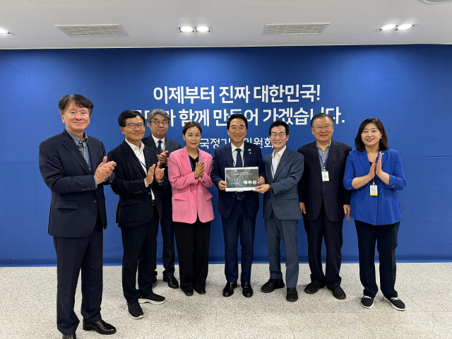 대신협 회장단은 3일 오전 국민주권정부 국정기획위원회를 방문해 홍창남 사회2분과장, 임오경 사회2분과 문체소분과장(국회의원), 박수현 국가균형성장특별위원장(국회의원) 등에게 지역신문 현안 등을 설명하고 정책 건의자료를 전달했다. 대신협 제공