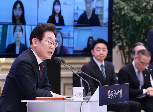 이재명 대통령이 3일 청와대 영빈관에서 열린 '대통령의 30일, 언론이 묻고 국민에게 답하다' 기자회견에서 취재진 질문에 답하고 있다. 사진=연합뉴스 제공