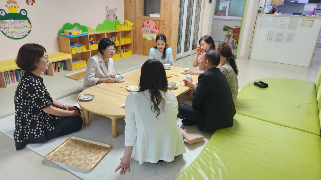 ▲논산시의회 행정자치위원회 민병춘 위원장이 논산시아이꽃돌봄센터 산하 3개 홈을 방문해 돌봄서비스 운영 현황을 점검하고 관계자들과 아동 돌봄 향상 방안을 논의하고 있다.