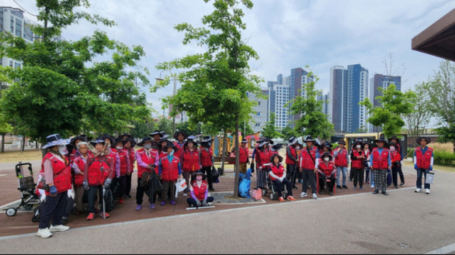 ▲어르신들이 일자리 사업에 참여하며 활짝 웃는 얼굴로 함께한 뜻깊은 단체 기념사진.