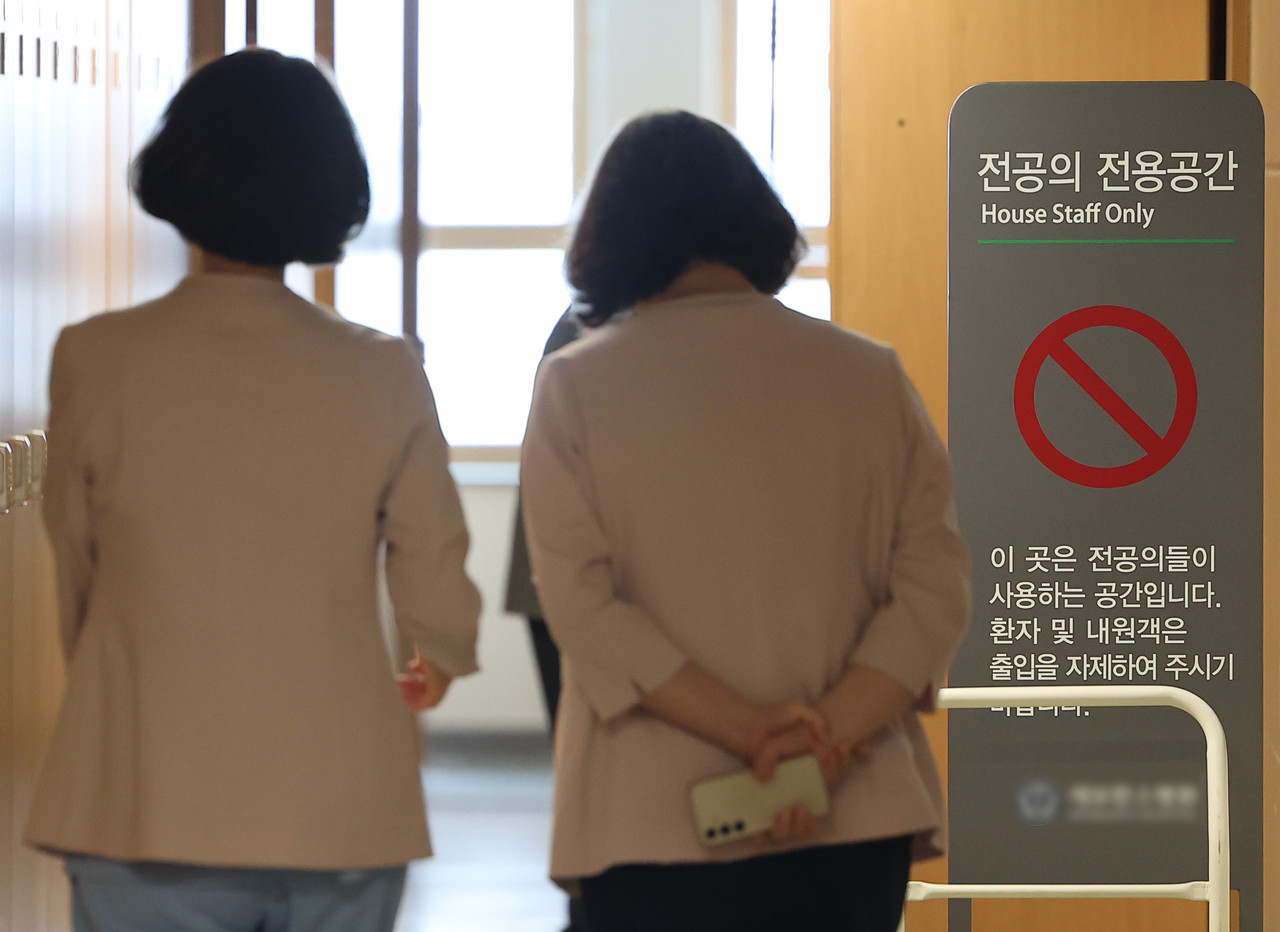 한 대학병원에 전공의 전용 공간 안내판이 놓여 있다. 2025.6.27 사진=연합뉴스.