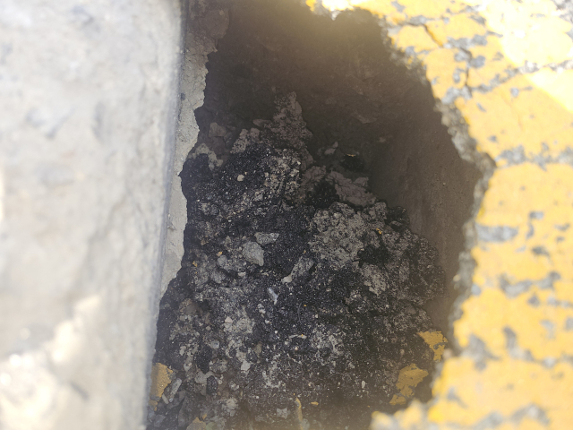 도로 포장면이 내려앉은 속에는 혼합골재 흔적조차 없이 아스콘 잔재만 덩그러니 남아 있었다.사진=김의상 기자