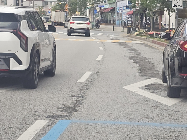 충주시 호암동 풍경채 아파트 앞 도로가 심하게 파손되어 있는 모습이다.사진=김의상 기자