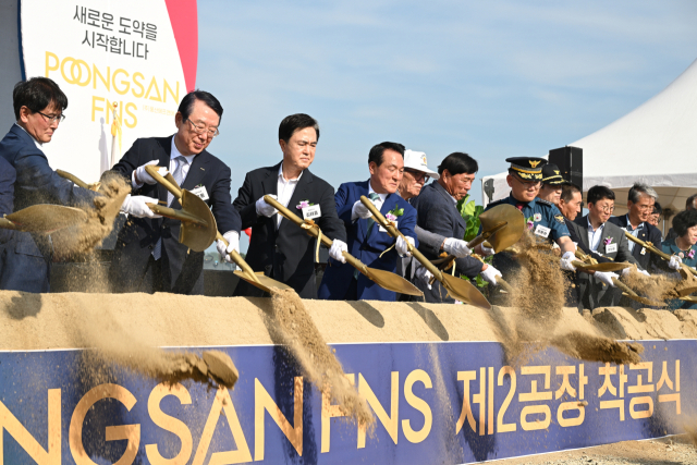 ▲김태흠 충남도지사, 백성현 논산시장, 류상우 ㈜풍산FNS 대표이사, 박우동 풍산그룹 부회장 등 주요 내빈들이 ㈜풍산FNS 제2공장 기공식에서 상징적인 첫 삽을 뜨며 K-국방의 새로운 시작을 알리고 있다.
