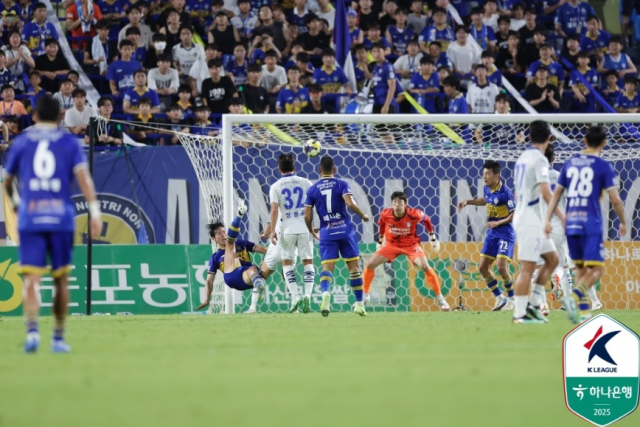 5일 이순신종합운동장에서 진행된 ‘하나은행 K리그2 2025’ 19라운드 충남아산FC와 수원삼성블루윙즈의 경기는 원정팀 수원의 3대 2 승리로 끝났다. 후반 22분 아산 김종민의 오버헤드킥 모습. 한국프로축구연맹 제공.