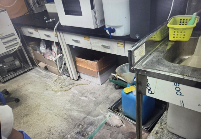 지난 2일 오전 10시22분경 충남대학교 산학연교육연구관에서 실험 도구를 정리하던 중 화학 폭발이 발생한 모습. 대전소방본부 제공