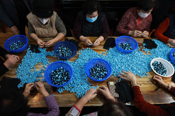 ▲ 일하는 밥퍼- 공산품 제작.