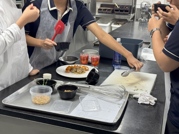 ▲ 지역 상생을 위한 로컬푸드 메뉴개발 프로젝트(메뉴개발 실습)에 참여 중인 대전송촌고등학교 학생들.  대전교육청 제공