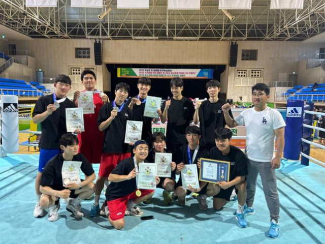 대전대학교 복싱팀은 지난달 25일부터 이달 3일까지 9일간 충남 청양군민체육관에서 열린 ‘2025 회장배전국복싱대회’에서 금1, 은4, 동3 총 8개의 메달을 획득했다. 대전시체육회 제공