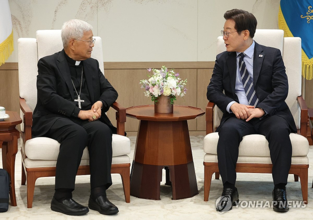 이재명 대통령이 7일 용산 대통령실에서 유흥식 추기경을 접견하고 있다.사진 = 연합뉴스 제공.