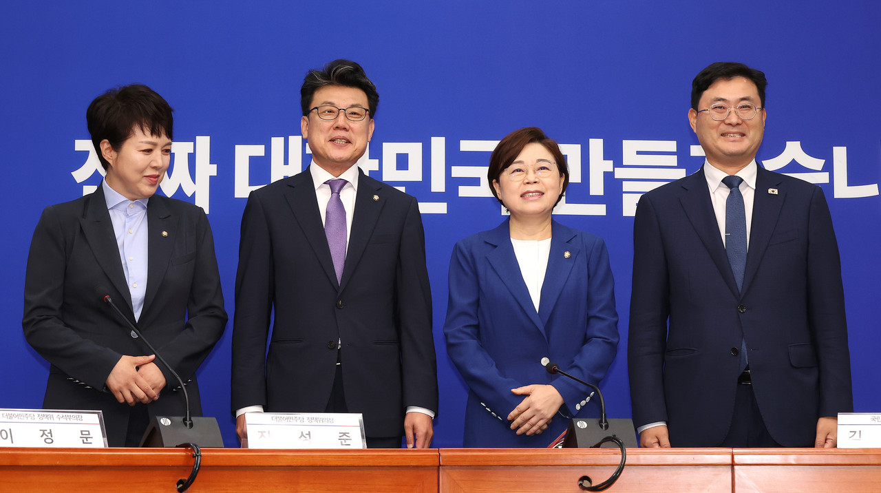더불어민주당 진성준, 국민의힘 김정재 정책위의장이 7일 국회에서 회동하고 있다.왼쪽부터 국민의힘 김은혜 정책수석부대표, 더불어민주당 진성준 정책위의장, 국민의힘 김정재 정책위의장, 더불어민주당 이정문 정책위 수석부의장. 2025.7.7 사진=연합뉴스. 