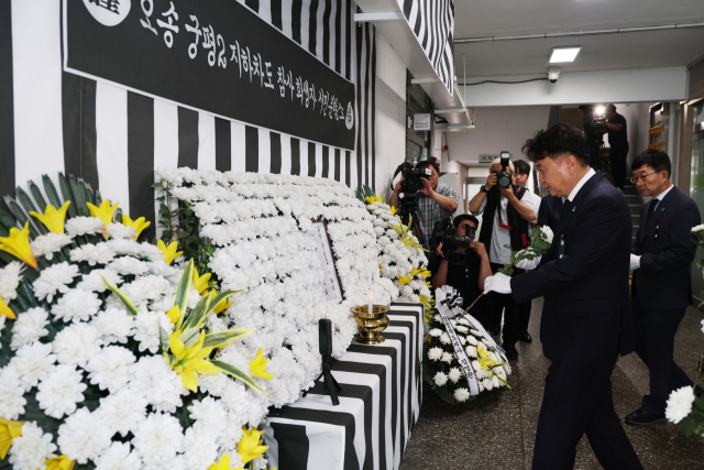 김영환 충북지사가 7일 청주시 임시청사에 마련된 오송참사 시민분향소에서 참모진과 헌화하고 있다. 충북도 제공