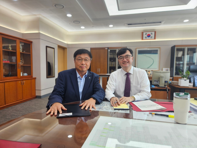 ▲ⓒ이승원 세종시 경제부시장은 7일 임기근 신임 기획재정부 차관을 만나 행정수도 완성과 한글문화도시 기반시설 확충을 위한 주요 현안 사업이 내년도 정부 예산에 반영될 수 있도록 협조를 요청했다. 세종시 제공