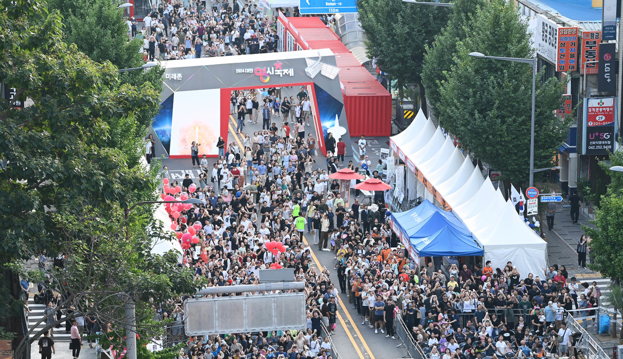 2024 대전 0시 축제 개막일인 9일 대전 중구 중앙로 일원에서 축제를 즐기려는 시민들로 북적이고 있다. 김주형 기자 kjh2667_@cctoday.co.kr