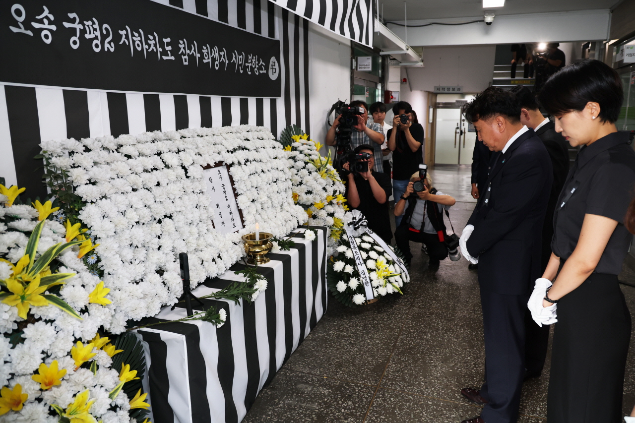 오송 지하차도 참사 시민분향소 찾은 김영환 충북지사[충북도 제공. 재판매 및 DB 금지]