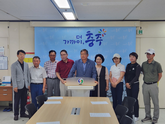 충주파크골프협회 심흥섭 회장과 회원들은 8일 충주시청 브리핑룸에서 기자회견을 열고 “충주시가 추진 중인 사전예약제는 동호인들의 이용 자유를 제한하고 건강권을 침해한다”며 전면 철회를 요구했다.사진=김의상 기자