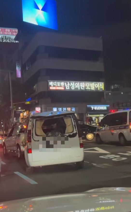 7일 오후 9시경 대전역 앞 인근에서 50대 남성이 음주단속을 피해 도주하려다 도로 연석을 밟고 전복 사고를 낸 가운데 경찰 관계자들이 현장을 수습 중인 모습. 독자 제공