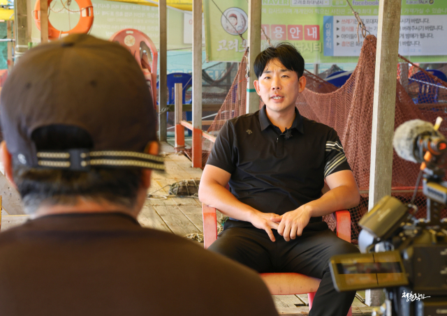 모 방송국 취재팀과 어촌 계장의 하루와 창리 마을의 일상을 취재 중인 박태욱 창리어촌계장.(사진=(주)청춘작가 정주은 대표)