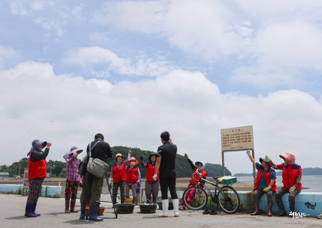 모 방송국 취재팀과 어촌 계장의 하루와 창리 마을의 일상을 취재 중인 박태욱 창리어촌계장.(사진=(주)청춘작가 정주은 대표)