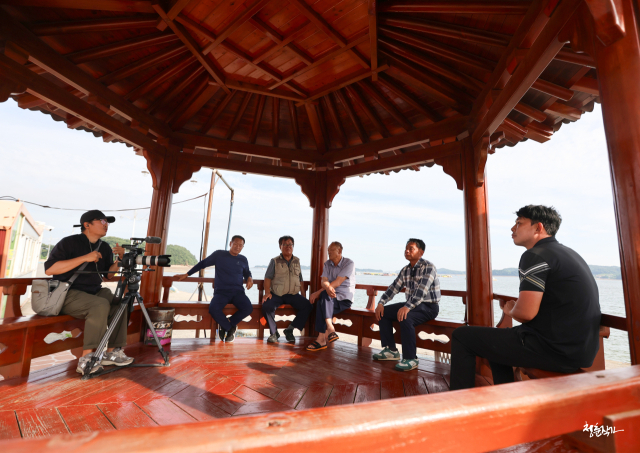모 방송국 취재팀과 어촌 계장의 하루와 창리 마을의 일상을 취재 중인 박태욱 창리어촌계장.(사진=(주)청춘작가 정주은 대표)