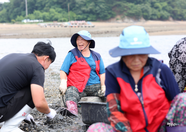 모 방송국 취재팀과 어촌 계장의 하루와 창리 마을의 일상을 취재 중인 박태욱 창리어촌계장.(사진=(주)청춘작가 정주은 대표)