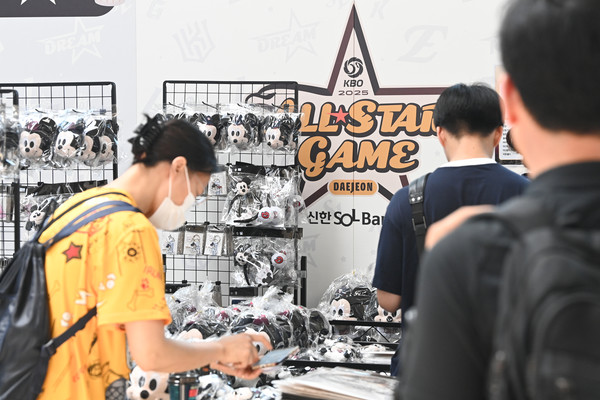 8일 2025 신한 SOL뱅크 KBO 올스타전을 앞두고 팝업스토어가 대전역 3층 맞이방에서 열려 야구 팬들이 굿즈를 구매하고 있다. 김주형 기자 kjh2667_@cctoday.co.kr