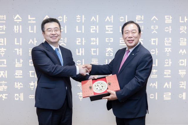 ▲ⓒ세종시가 중국 산시성과의 우호협력 10주년을 맞아 공동 발전을 위한 상호협력을 약속했다(사진 왼쪽부터 천춘지앙 부성장, 최민호 세종시장). 세종시 제공